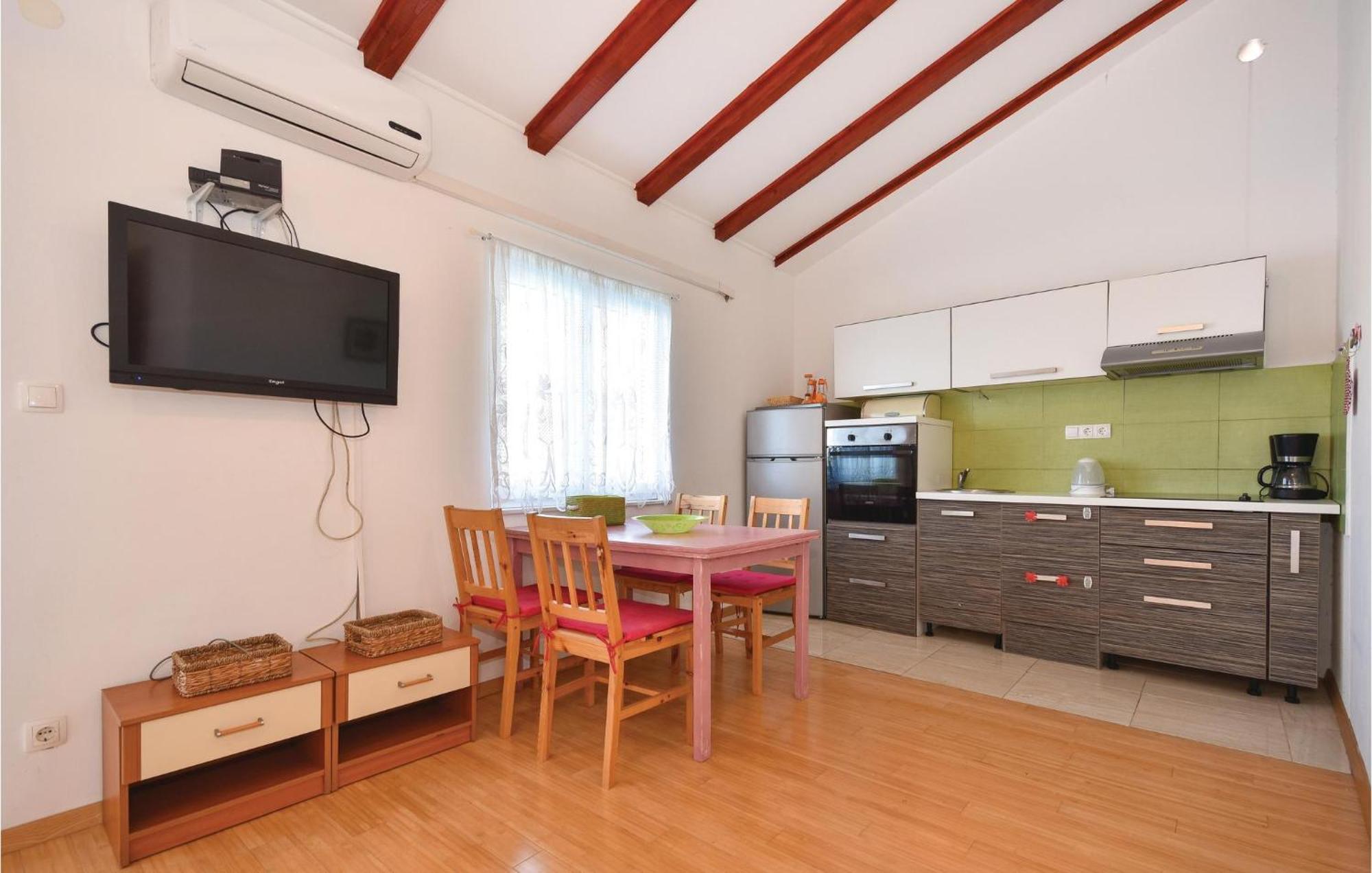 2 Bedroom Gorgeous Apartment In 스토모르스카 외부 사진