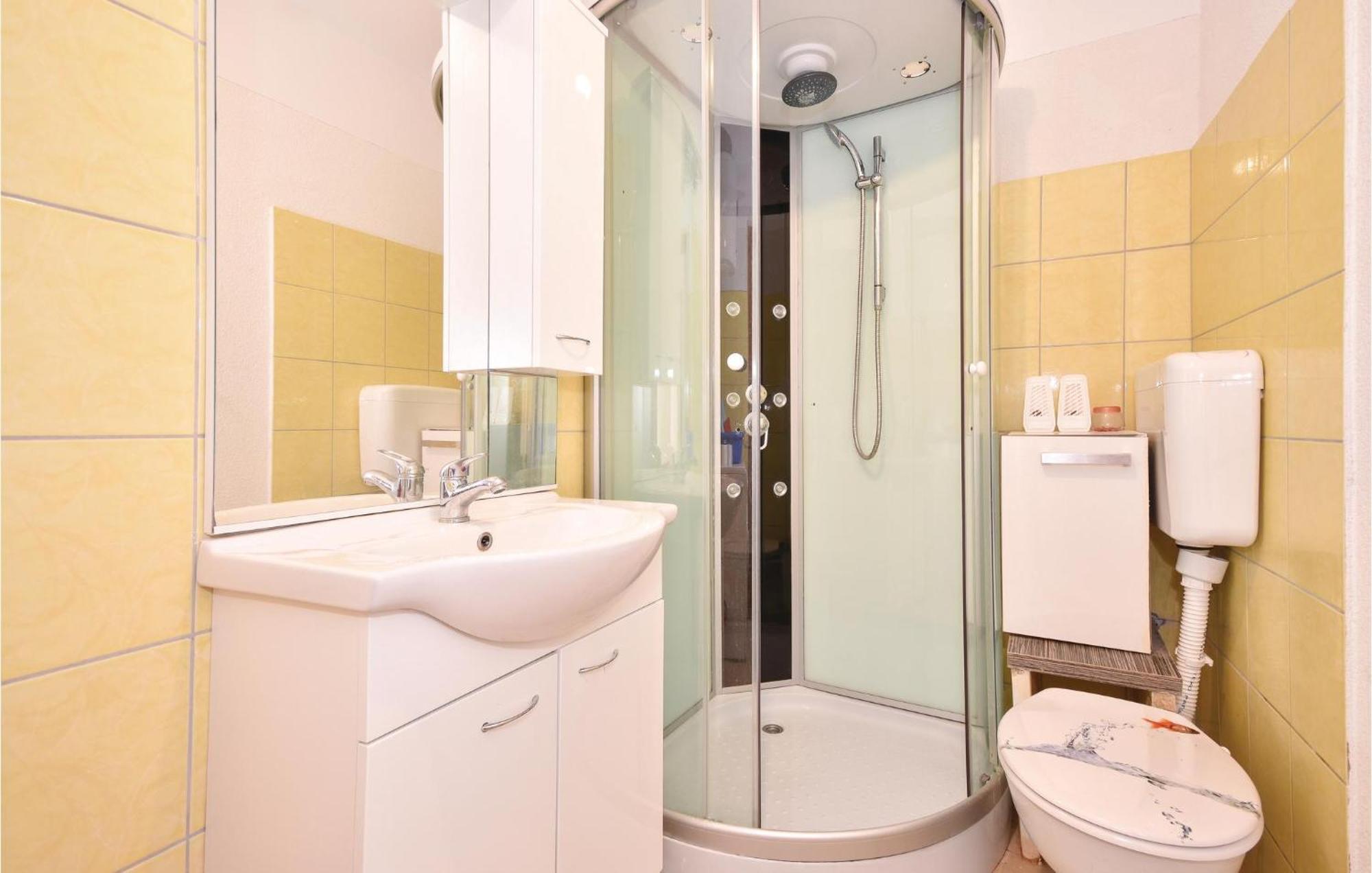 2 Bedroom Gorgeous Apartment In 스토모르스카 외부 사진